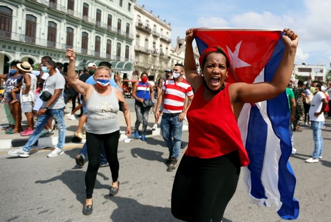 Na ulicach Havany ścierają się zwolennicy i przeciwnicy rządu, fot.  	PAP/EPA/Ernesto Mastrascusa