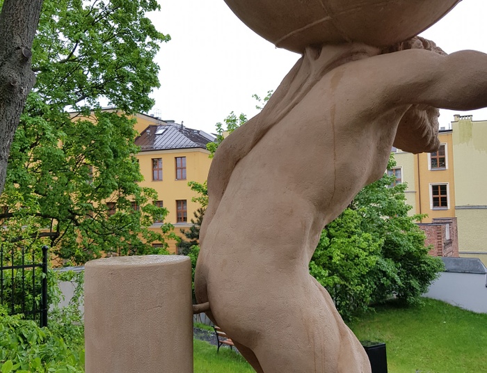 W Opolu zafundowali sobie dość szczególną rzeźbę Atlasa ...