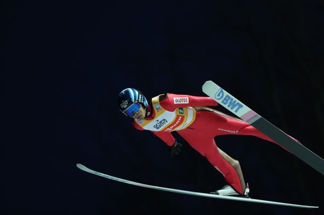 Polak Jakub Wolny podczas konkursu drużynowego zawodów Pucharu Świata w skokach narciarskich. Fot. PAP/Grzegorz Momot