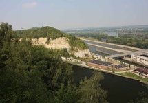 Kanał Alberta i śluzy Maastricht widziane z bloku "kanał południe". Zdjęcie: Alpejski