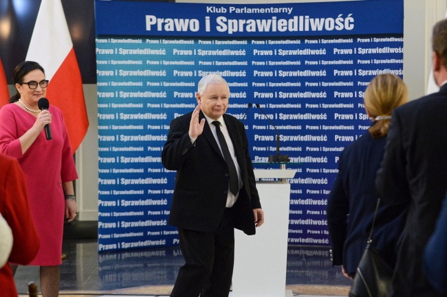 "Ja cię nie mogę" - Jarosław Kaczyński skomentował spodnie tłumaczki. Fot. PAP/Jakub Kamiński