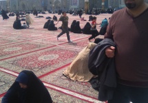 ludzie siedzą na dywanach