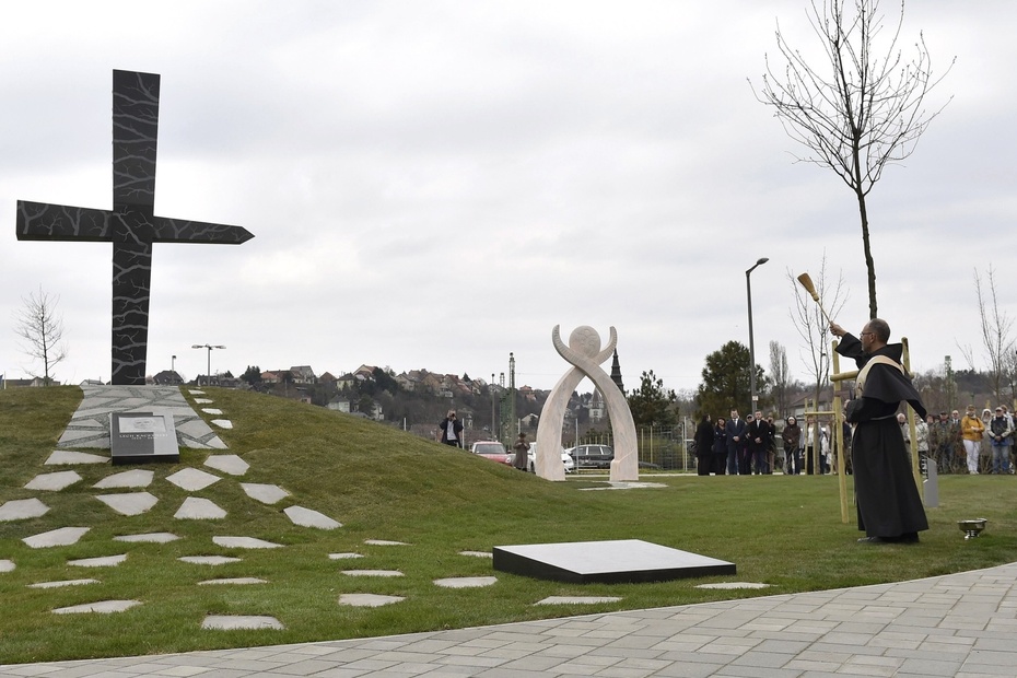 Poświęcenie pomnika "Memento-Smoleńsk" w Budapeszcie, fot. PAP/EPA/Zoltan Mathe