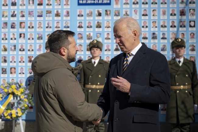 Wołodymyr Zełenski i Joe Biden pod Ścianą Pamięci Poległych dla Ukrainy, fot. PAP/EPA/UKRAINIAN PRESIDENTIAL PRESS SERVICE