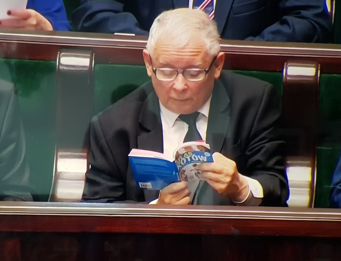 Kaczyński zrobił furorę w Sejmie. Debata o sądach, a on czyta "Atlas kotów"