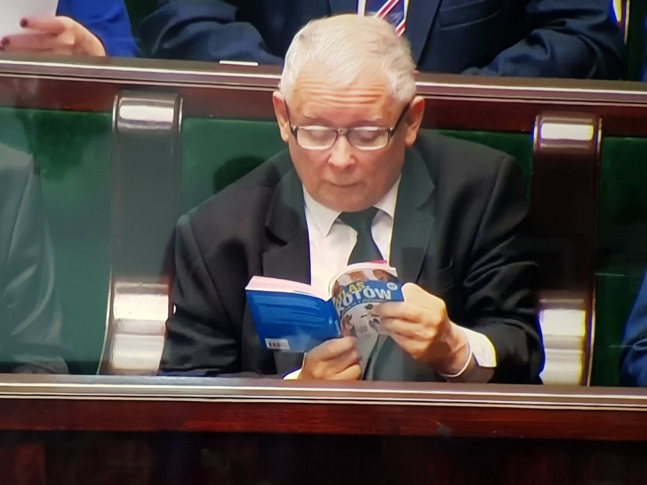 Prezes PiS przy ciekawej lekturze. Fot. @gregsadowski/Twitter