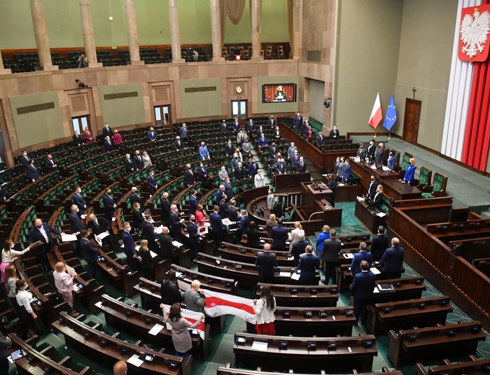 Kryzys trwa od kilku miesięcy. Właśnie rozpoczął się demontaż PO-PiS-u