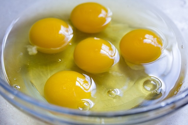 Głównym źródłem infekcji pałeczkami salmonelli są jaja i mięso drobiowe.