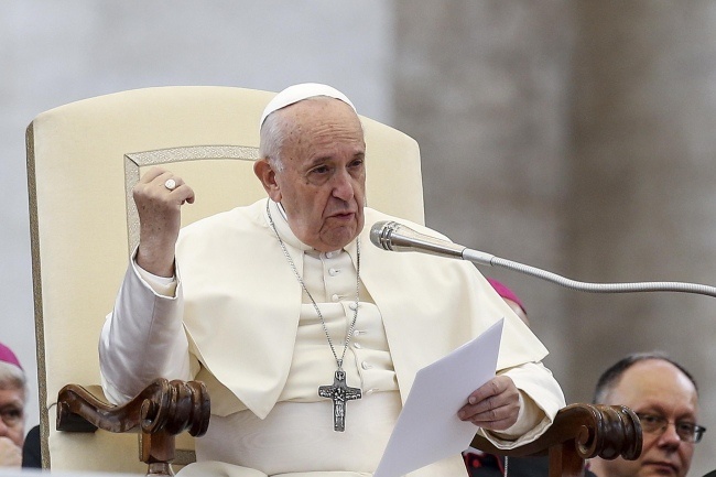 Papiez Franciszek przemawia na Placu św. Piotra, fot. PAP/EPA/FABIO FRUSTACI