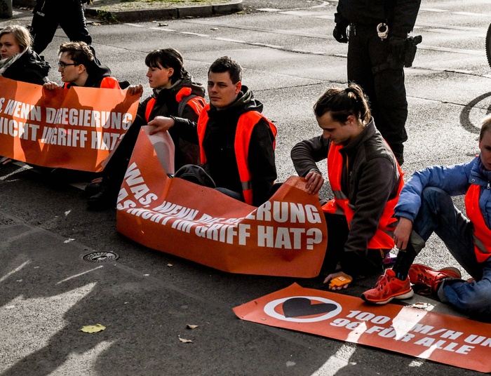 Tragiczny wypadek w Niemczech. "Za śmierć rowerzystki winę ponoszą aktywiści klimatyczni"