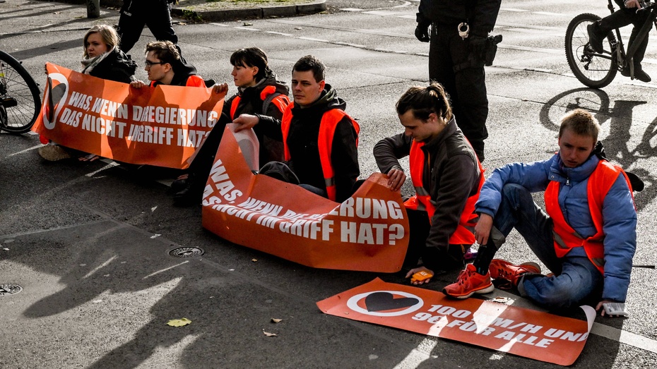 Według analiz służb ratunkowych, za śmierć 44-letniej rowerzystki na niemieckiej autostradzie winę ponoszą aktywiści klimatyczni, przez których opóźnione zostały działania ratunkowe. (fot. PAP/EPA)