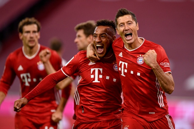 Robert Lewandowski strzelił cztery gole i poprowadził Bayern Monachium do zwycięstwa u siebie nad Herthą Berlin 4:3 w 3. kolejce niemieckiej ekstraklasy piłkarskiej. PAP/EPA/LUKAS BARTH-TUTTAS