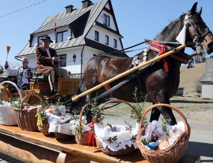 W Zakopanem księża święcili pokarmy z bryczki