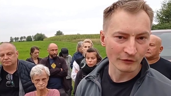 Bartosz Kramek z grupą aktywistów na granicy, fot. Twitter