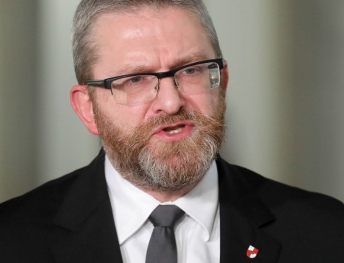 "Zwrócenie uwagi" i trzy nagany. Komisja etyki ukarała Grzegorza Brauna