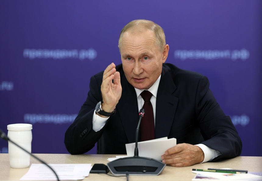 Władimir Putin w czwartek złożył wizytę w Kaliningradzie gdzie spotkał się z młodzieżą, by mówić o "operacji specjalnej" na Ukrainie. (fot. PAP/EPA)