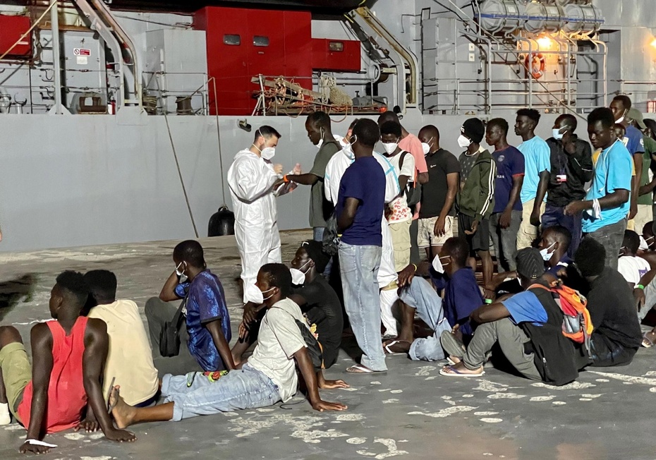 Imigranci na Lampedusie. Fot. PAP/EPA