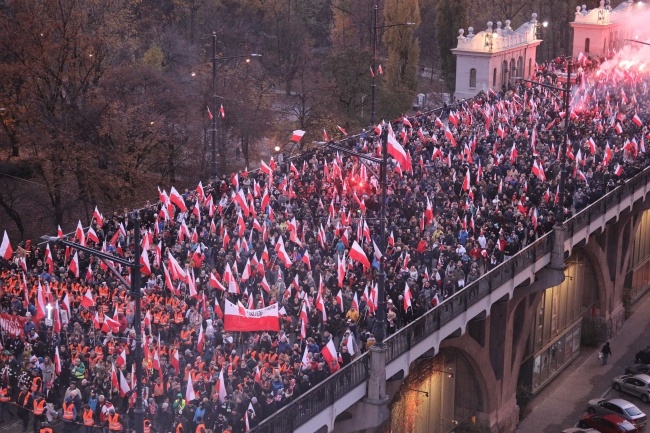 Uczestnicy Marszu Niepodległości. Fot. PAP/Paweł Supernak