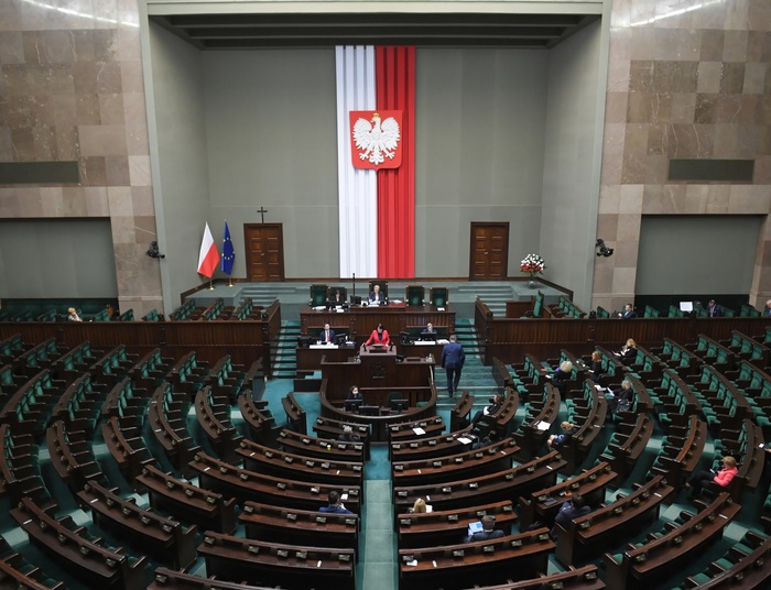PiS złożyło projekt zmiany konstytucji. Popiera propozycję Gowina ws. wyborów
