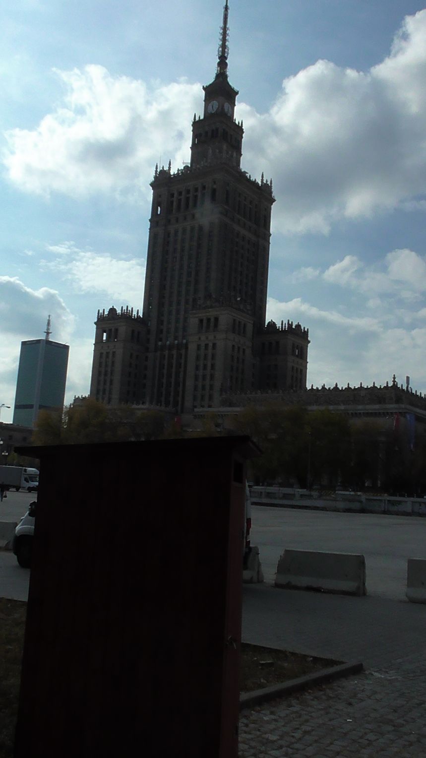Oto co zobaczyłem wokół Pałacu. Plac Defilad .SRACZ-KIBEL NA SAMYM ŚRODKU ..che,che...Pani Haniu to ta wizytówka Warszawy?