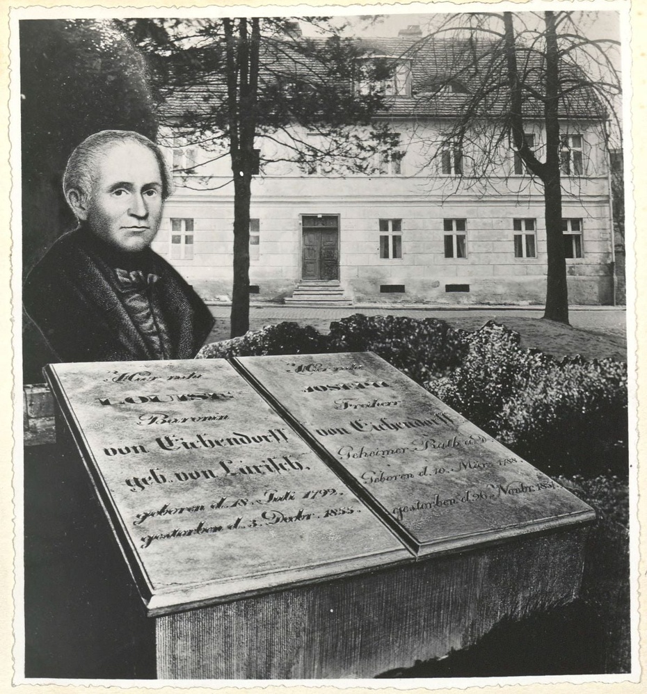 Przedwojenna fotografia grobu Eichendorffa w Nysie. Na drugim planie nieistniejący już dom w którym umarł i gdzie mieściło się jego muzeum biograficzne.
