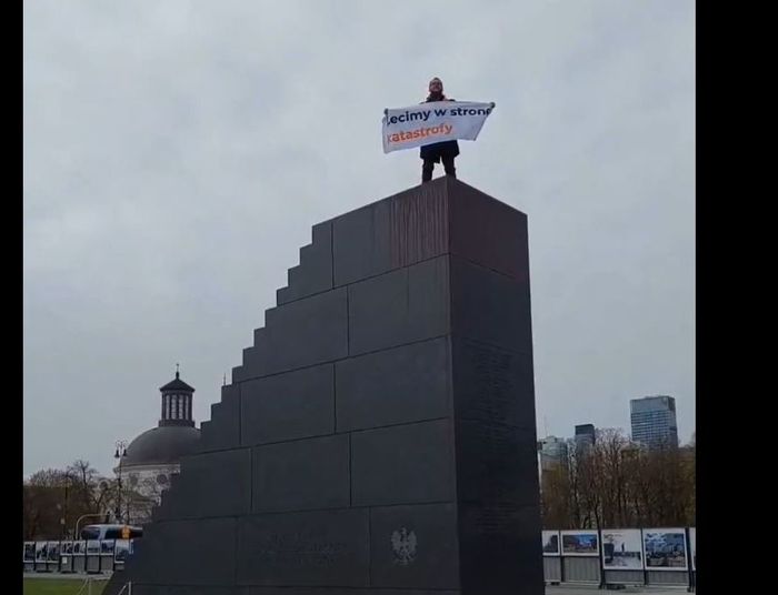 Wszedł na pomnik smoleński i zrobił to. Prowokacja przed rocznicą katastrofy
