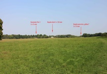 Na zdjęciu tym widać "dach" fortu - czyli łąki o powierzchni lotniska sportowego. Oznaczono obiekty forteczne. Zdjęcie: Alpejski