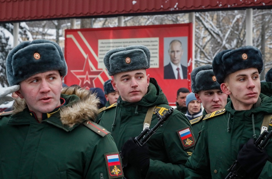 Rosyjscy kadeci i żołnierze. Fot. PAP/EPA/YURI KOCHETKOV