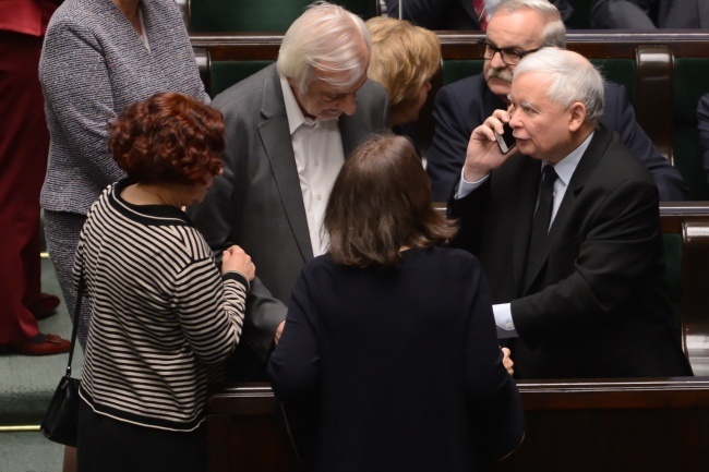 Jarosław Kaczyński w Sejmie, wśród posłów PiS, fot. PAP/Jakub Kamiński
