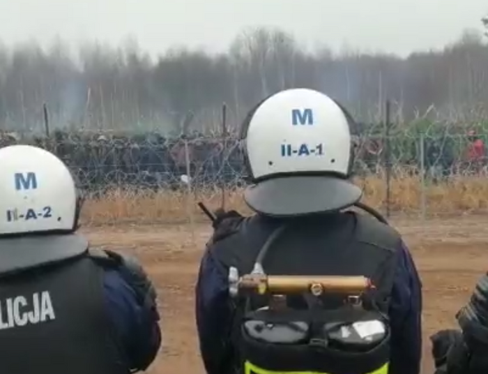 Białorusini mają podjudzać migrantów do siłowego szturmowania granicy