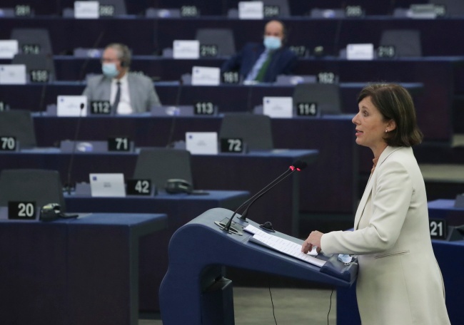Parlament Europejski przyjął w czwartkowym głosowaniu rezolucję zatytułowaną "Wolność mediów i dalsze pogarszanie się praworządności w Polsce". Fot. PAP/EPA/YVES HERMAN / POOL