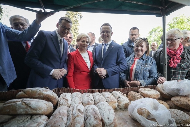 Premier Mateusz Morawiecki ogląda chleby na festynie w Mławie w 2019 roku, fot. Flickr/KPRM