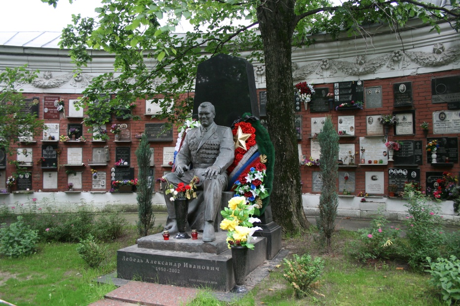 Grób generała Aleksandra Lebiedzia, cmentarz Nowodziewiczy, Moskwa, 18 lipca 2017.