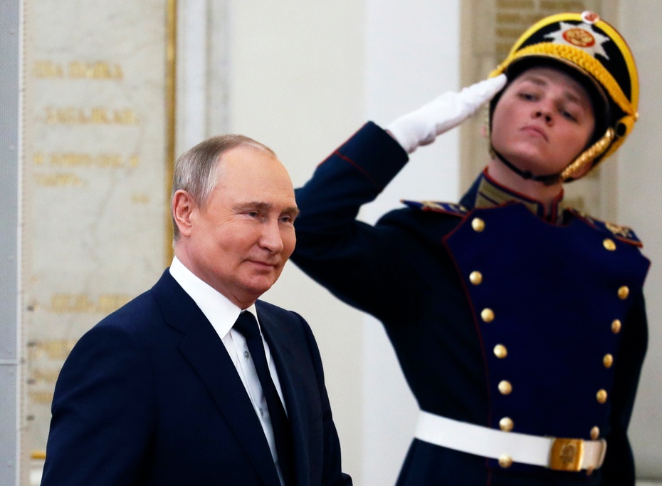 Władimir Putin (L). Fot. PAP/EPA/YURI KOCHETKOV