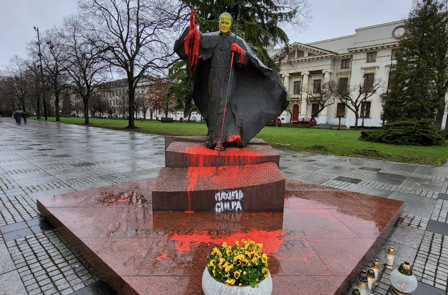 (Zniszczony pomnik Jana Pawła II w Łodzi. Fot. Twitter/@ArchLodz)