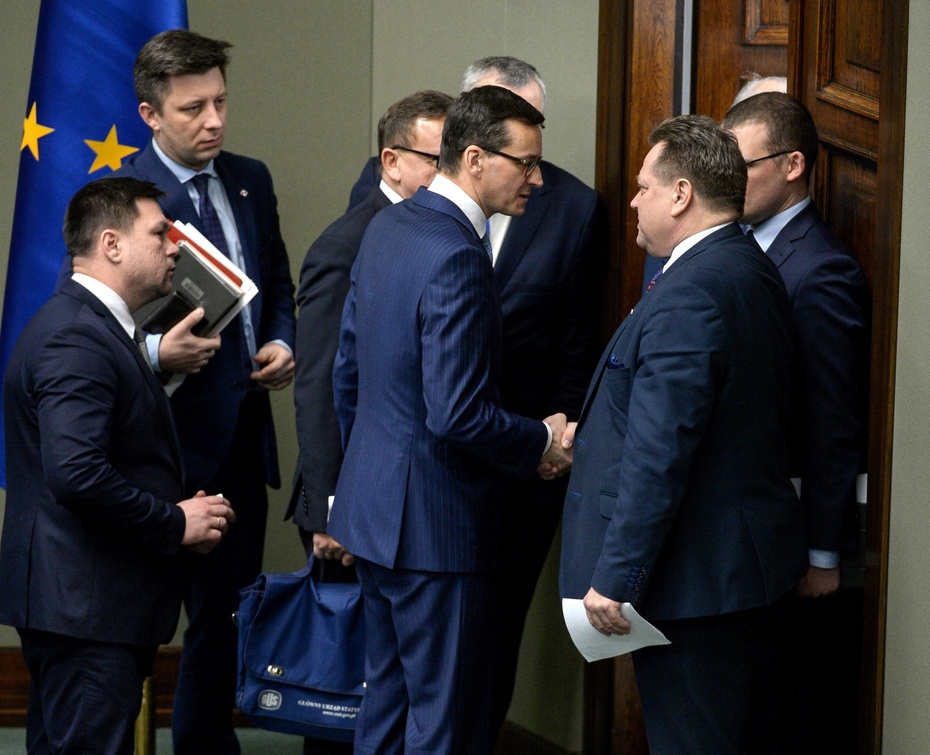 Premier Mateusz Morawiecki opuszcza salę obrad po głosowaniu ws. budżetu, fot. PAP/Marcin Obara