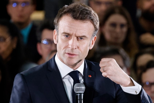 Emmanuel Macron jest w trudnej sytuacji. Fot. PAP/EPA/LUDOVIC MARIN