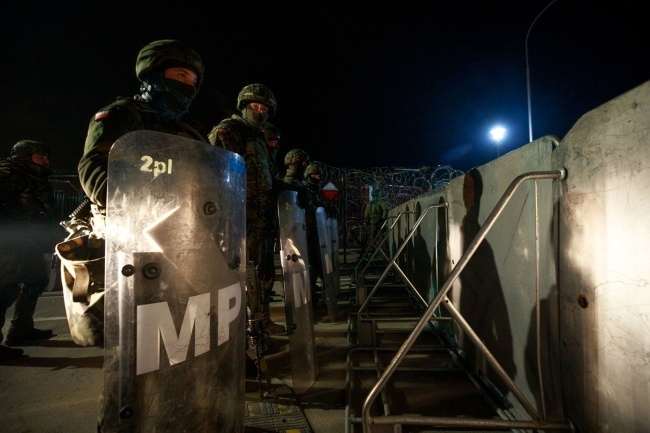 Operacja umacniania posterunków na przejściu granicznym w Kuźnicy, fot. PAP/WOT