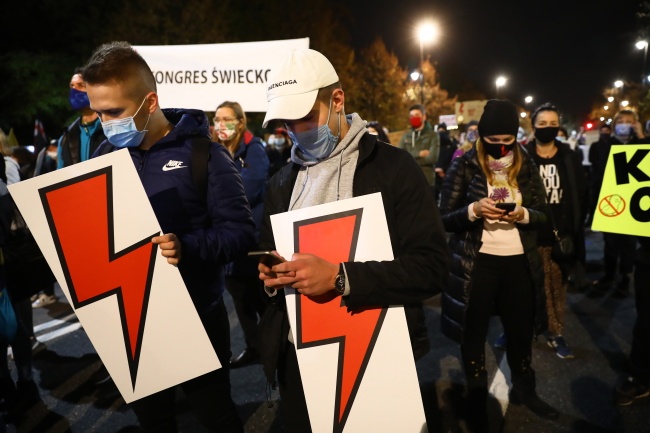 Uczestnicy protestu pod hasłem "Na Warszawę!" przed siedzibą KRRM w Warszawie. Fot. PAP/Rafał Guz