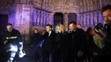 Prezydent Emmanuel Macron odwiedza katedrę Notre Dame.
