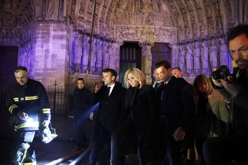 Prezydent Emmanuel Macron odwiedza katedrę Notre Dame.