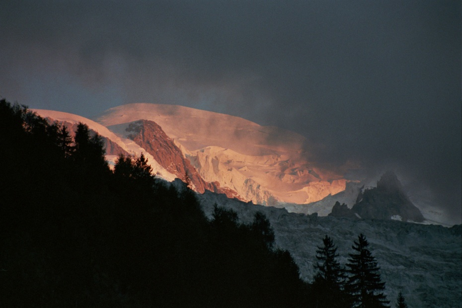 Mont Blanc widziany z kempingu w Chamonix. Zdjęcie: Alpejski