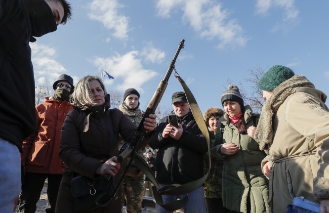 Na Ukrainie trwają szkolenia militarne dla cywilów, fot. PAP/EPA/SERGEY DOLZHENKO