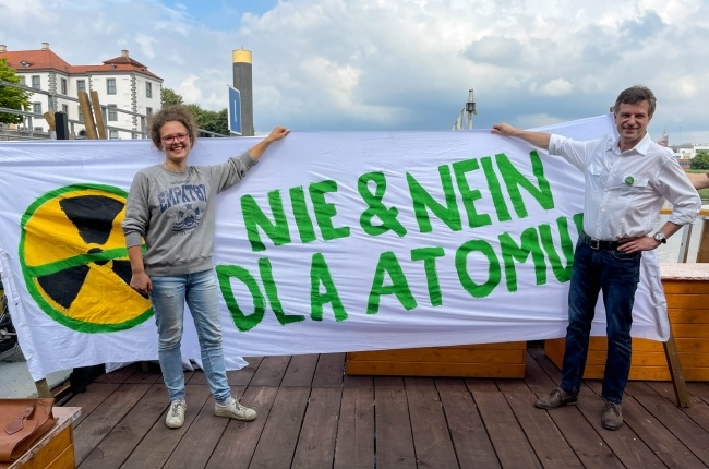 Poseł Tomasz Aniśko protestuje wspólnie z Anną Emmendoerffer przeciwko elektrowni atomowej w Polsce, fot. Facebook/profil Tomasza Aniśko