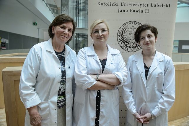 Prof. Zofia Stępniewska, dr Anna Pytlak i dr Agnieszka Kuźniar z Katedry Biochemii i Chemii Środowiska KUL