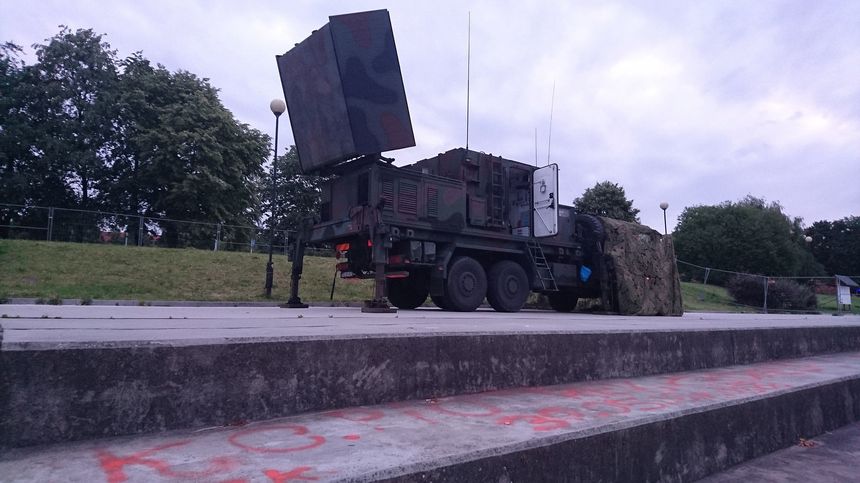 Radar przeciwlotniczy nad Wisłą w Warszawie podczas szczytu NATO w lipcu 2016 - fot. Rafał Momot