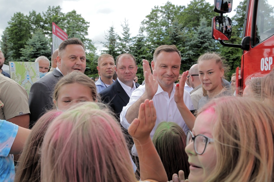 Prezydent Andrzej Duda odwiedził 7 lipca Szeligi. Padło tam pytanie o szczepionkę na COVID-19. Fot. PAP/Tomasz Waszczuk