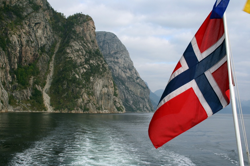 By Graeme Maclean - originally posted to Flickr as fjord &amp; flag, CC BY 2.0, https://commons.wikimedia.org/w/index.php?curid=5239352