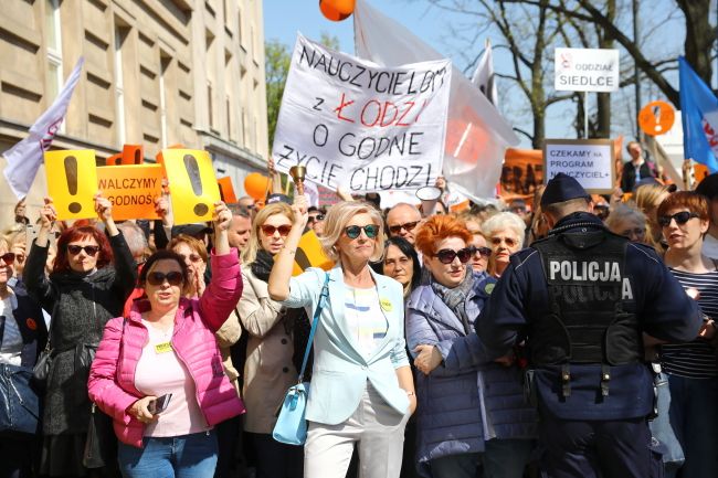 Protest nauczycieli przed MEN. Fot. PAP/Rafał Guz