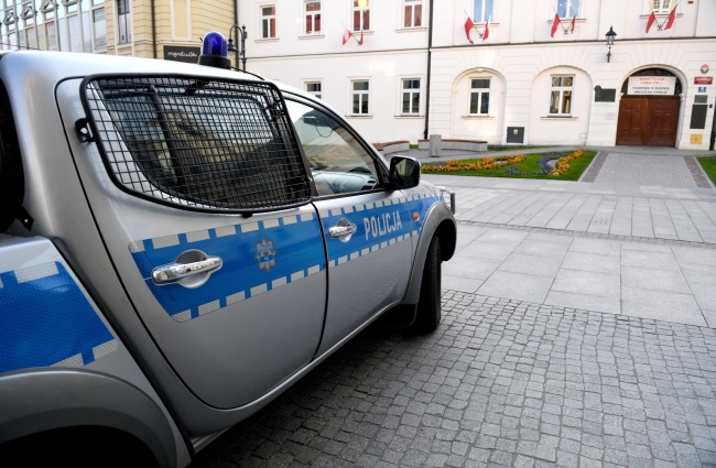 Patrol policji przed I Liceum Ogólnokształcącym w Rzeszowie. Fot. PAP/Darek Delmanowicz
